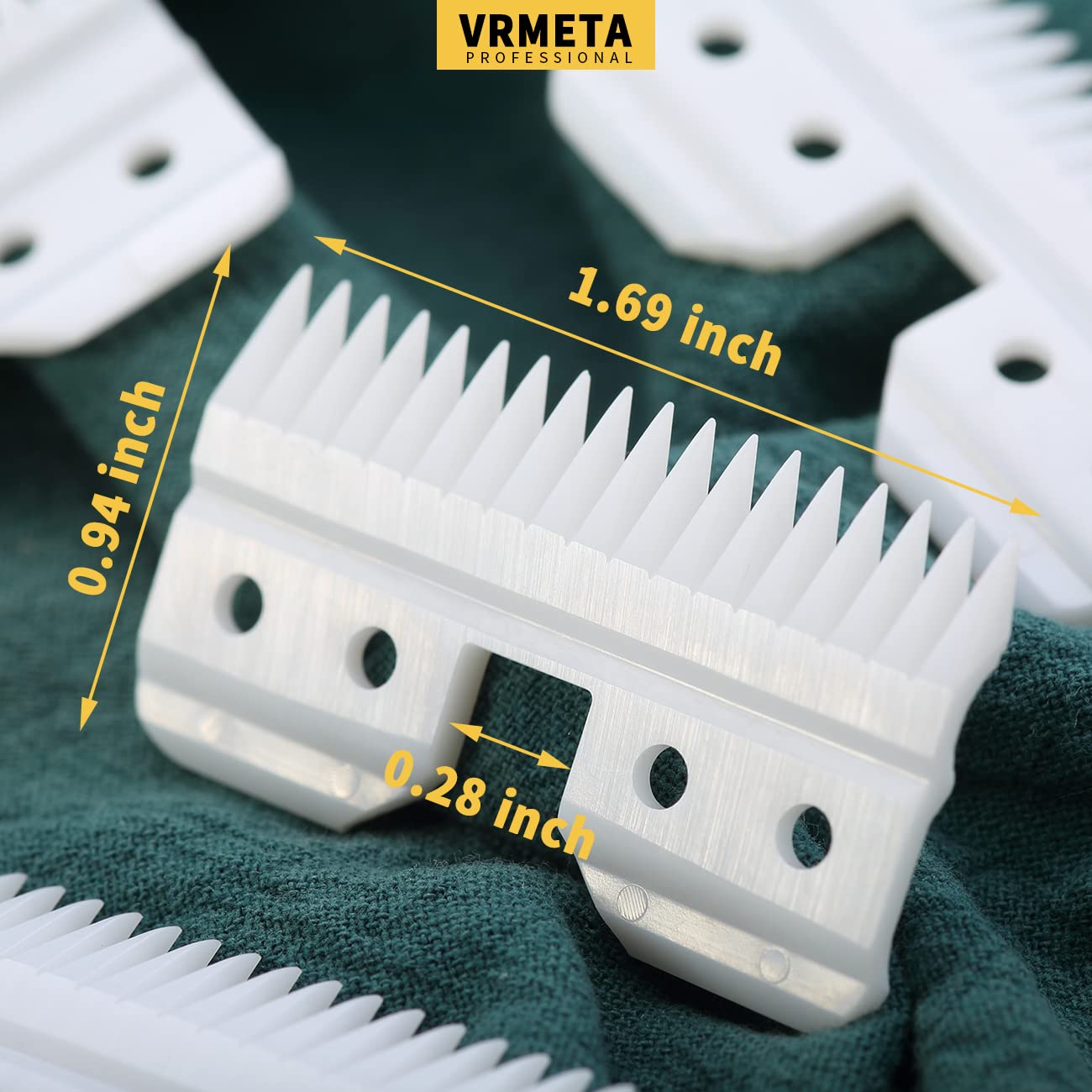VRMETA cutters posés sur table de coiffure illustrant usage professionnel