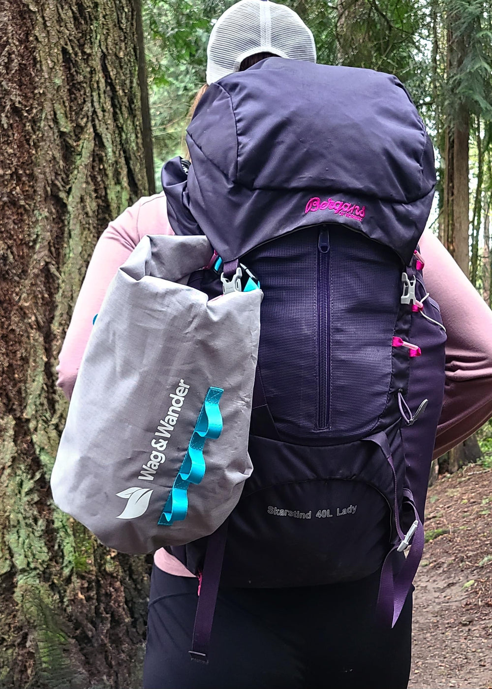 Wag & Wander en usage lors d'une randonnée, fixation pratique et mains libres
