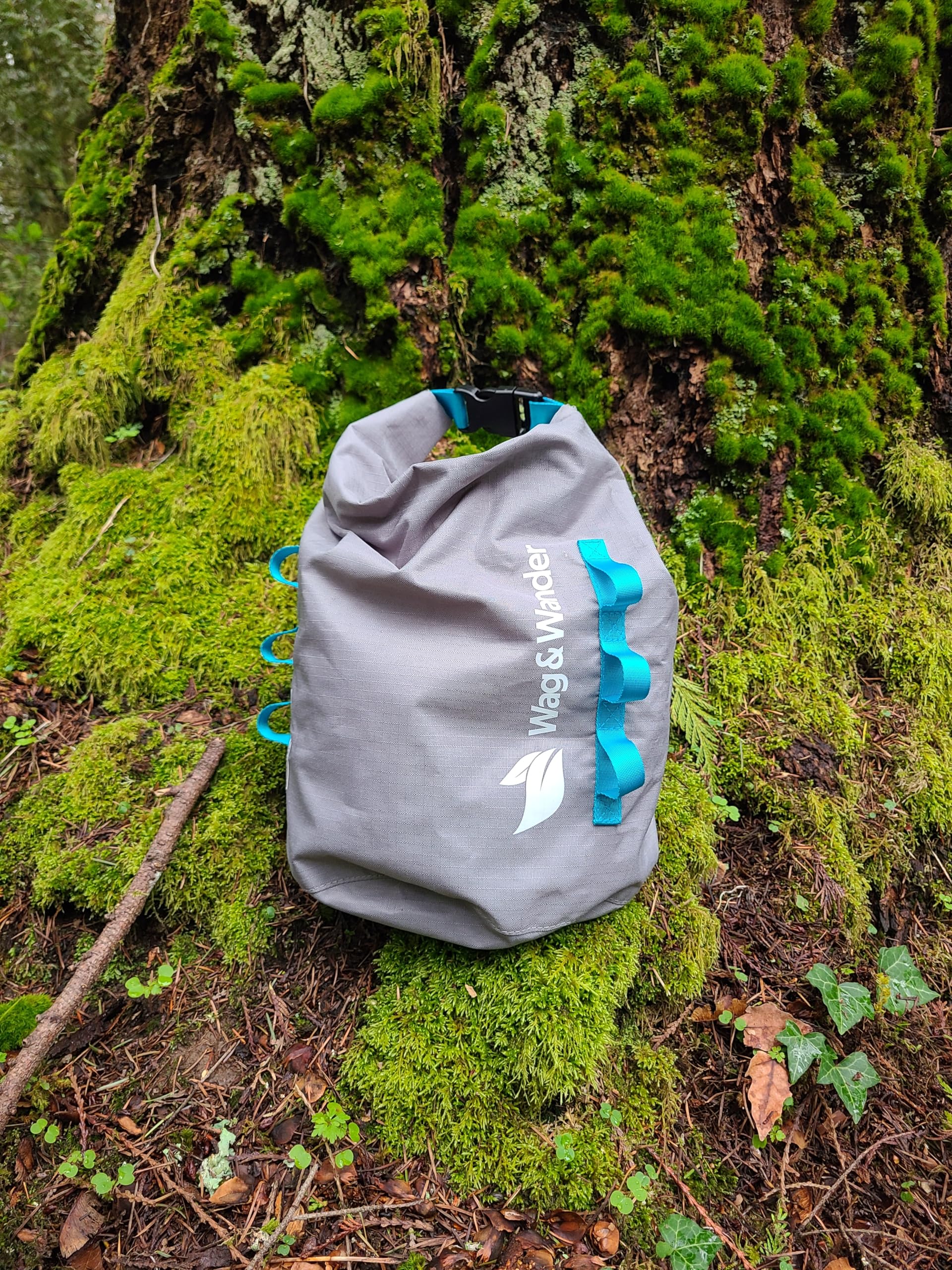 Wag & Wander scène camping montrant usage polyvalent et hygiène en plein air