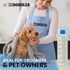 We Love Doodles main pressant le flacon pour un dosage contrôlé