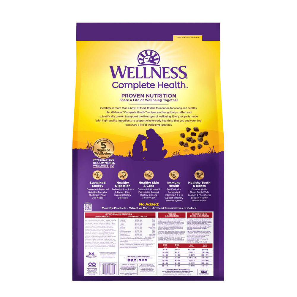 Wellness sachet ouvert versant croquettes dans un bac pour stockage pratique