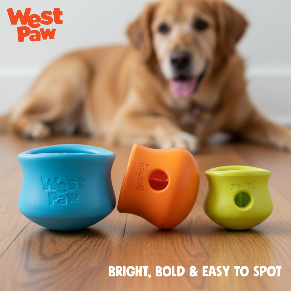 WEST PAW chien utilisant Toppl montrant stimulation mentale et occupation active