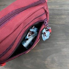 Wilderdog gros plan du distributeur de sacs pour ramassage hygiénique