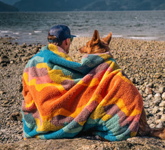 Wilderdog plaid posé sur canapé protégeant des poils et saletés