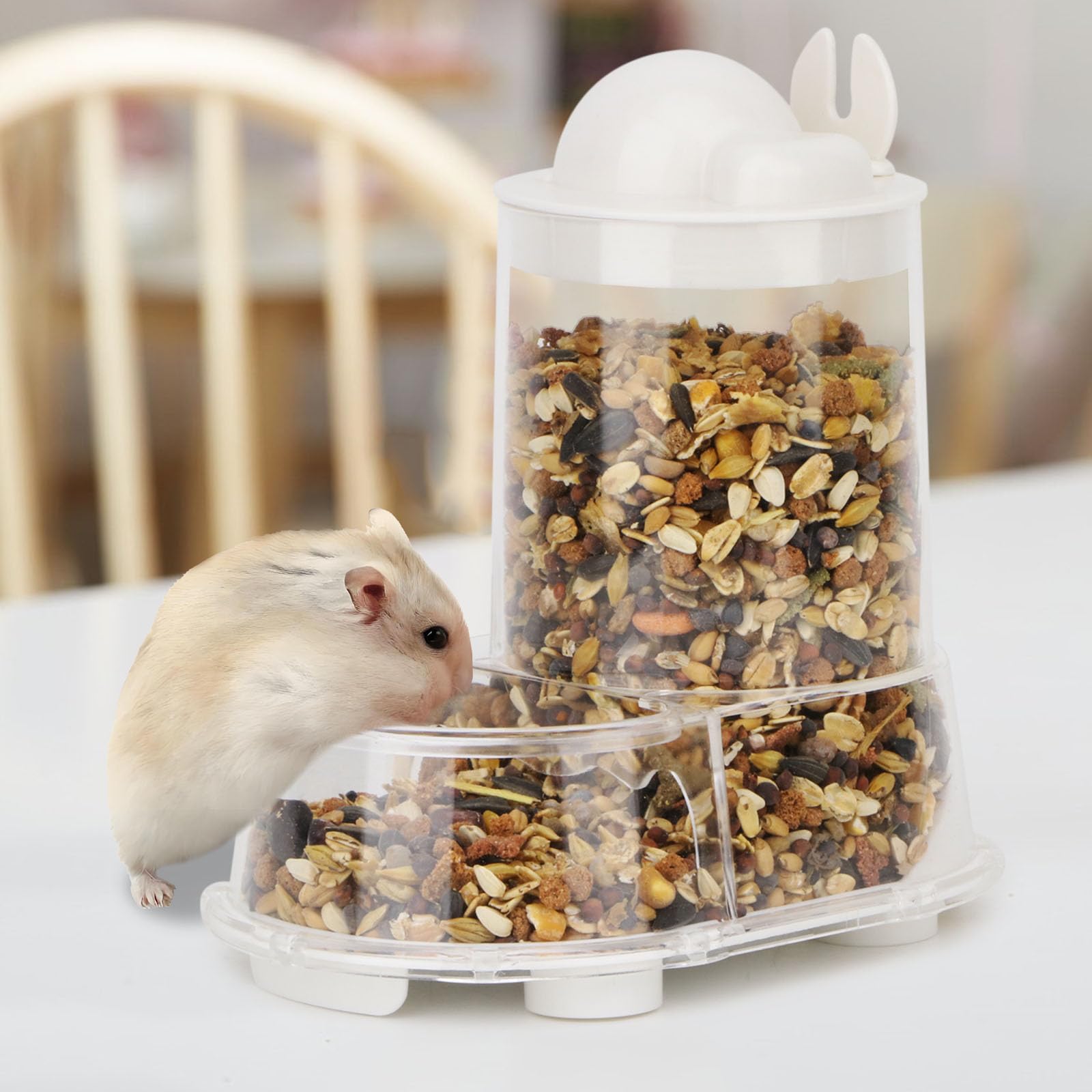 Wontee mangeoire en usage dans une cage offrant alimentation sans stress