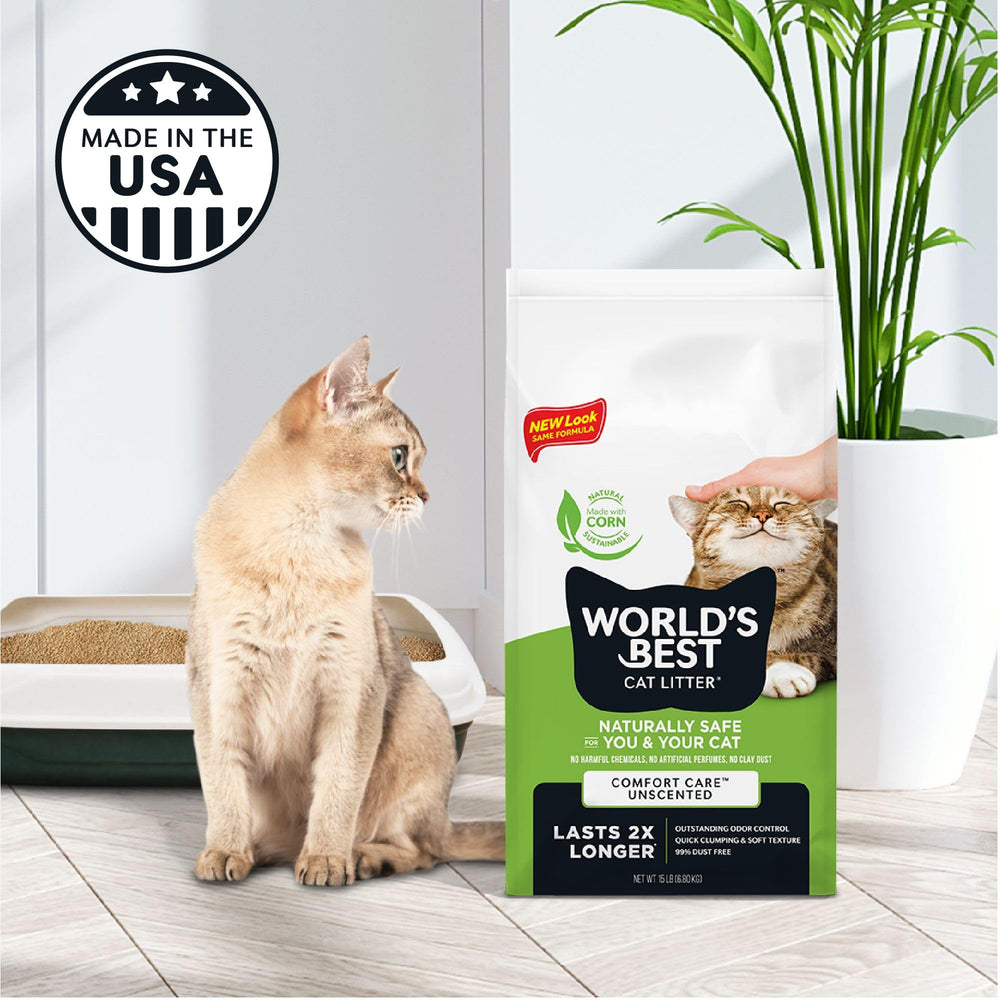 World's Best Cat Litter agglomérat tenu en main montrant facile à ramasser