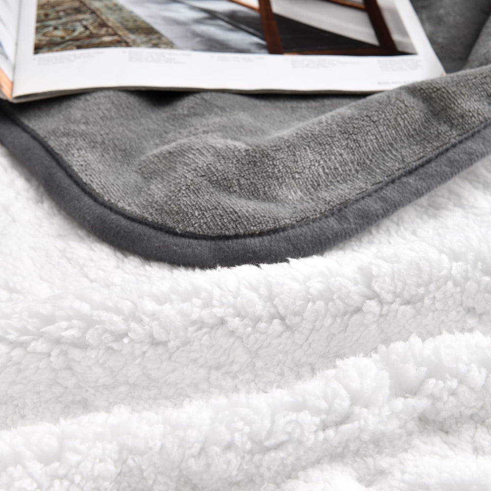 Yaning couverture posée sur lit montrant la taille 50x60 pouces