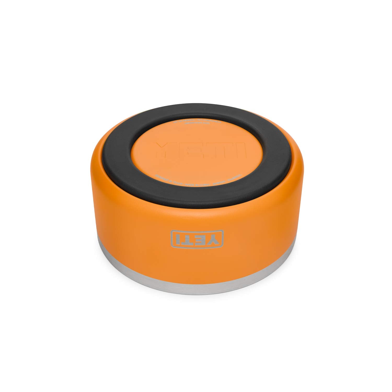 YETI Boomer 4 remplie de croquettes, contenance pratique pour portions