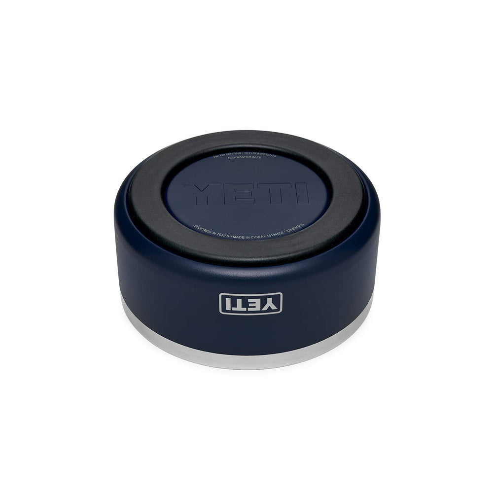 YETI Boomer 4 en usage extérieur idéal pour promenades et voyages