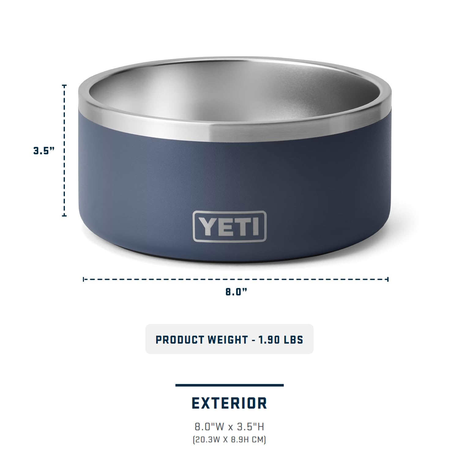 YETI Boomer 8 en usage extérieur alimentant chien lors d'une randonnée