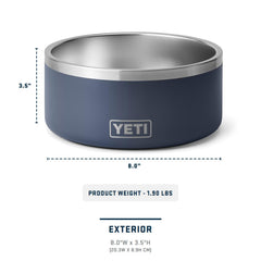 YETI Boomer 8 en usage extérieur alimentant chien lors d'une randonnée