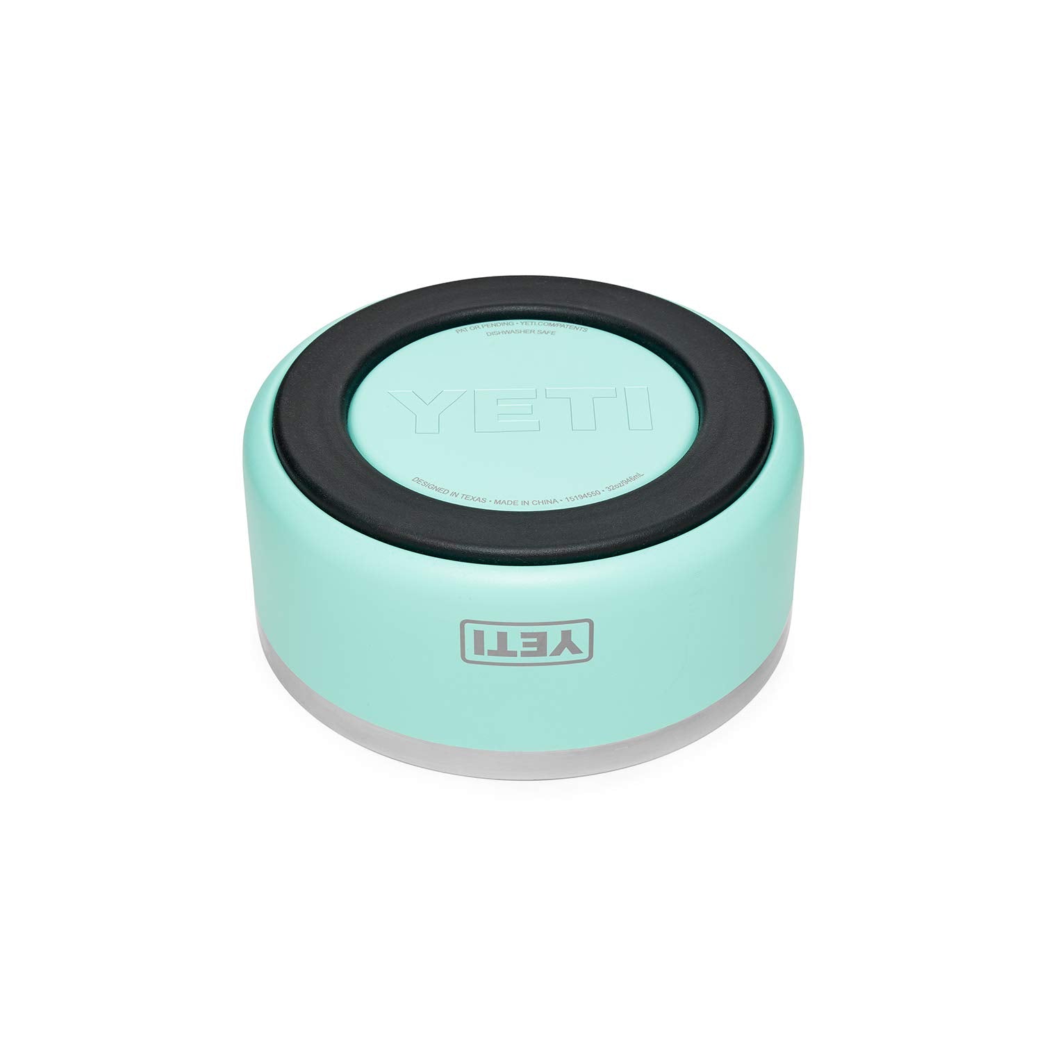 YETI Boomer en usage avec chien illustrant stabilité et confort pendant le repas