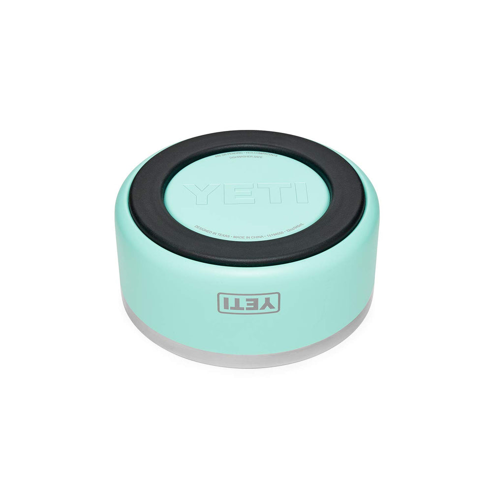 YETI Boomer en usage avec chien illustrant stabilité et confort pendant le repas