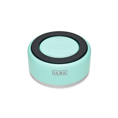 YETI Boomer en usage avec chien illustrant stabilité et confort pendant le repas