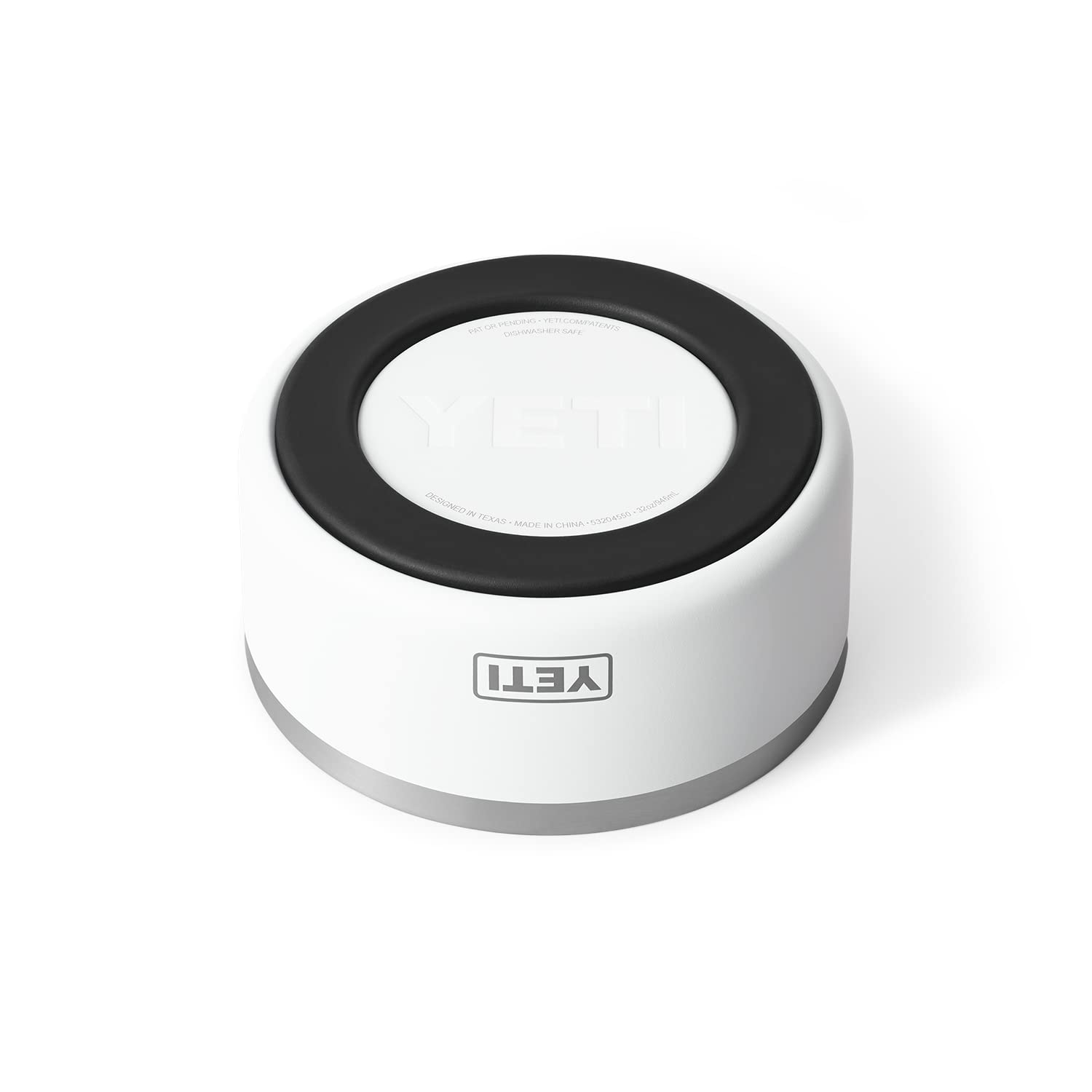 YETI Boomer 4 en usage extérieur avec chien, conception résistante en voyage
