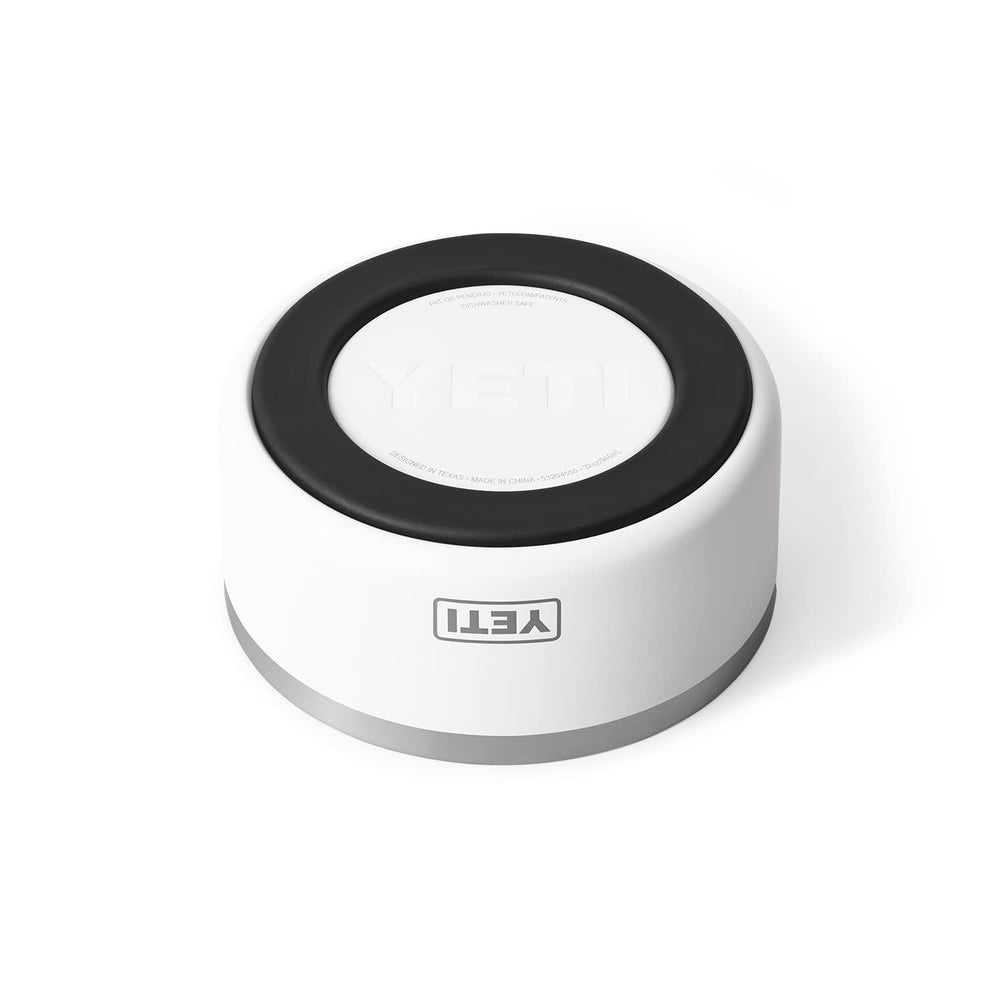 YETI Boomer 4 en usage extérieur avec chien, conception résistante en voyage