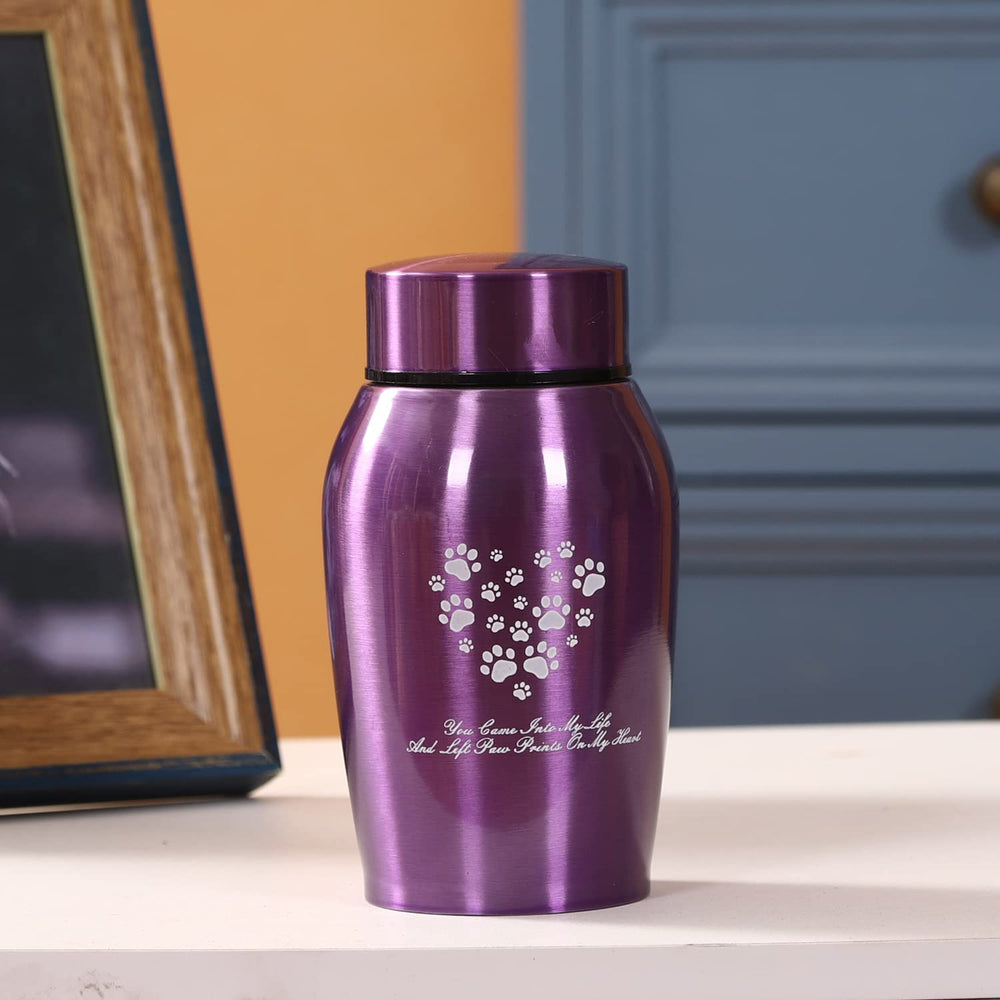 Youdear Memorials urne tenue dans une main pour illustrer la taille compacte utile