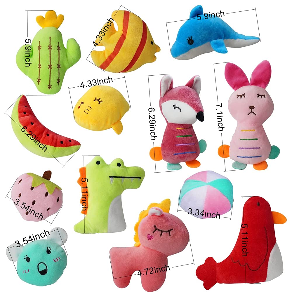 YUNKINGDOM peluches disposées en salon pour moments de jeu en intérieur