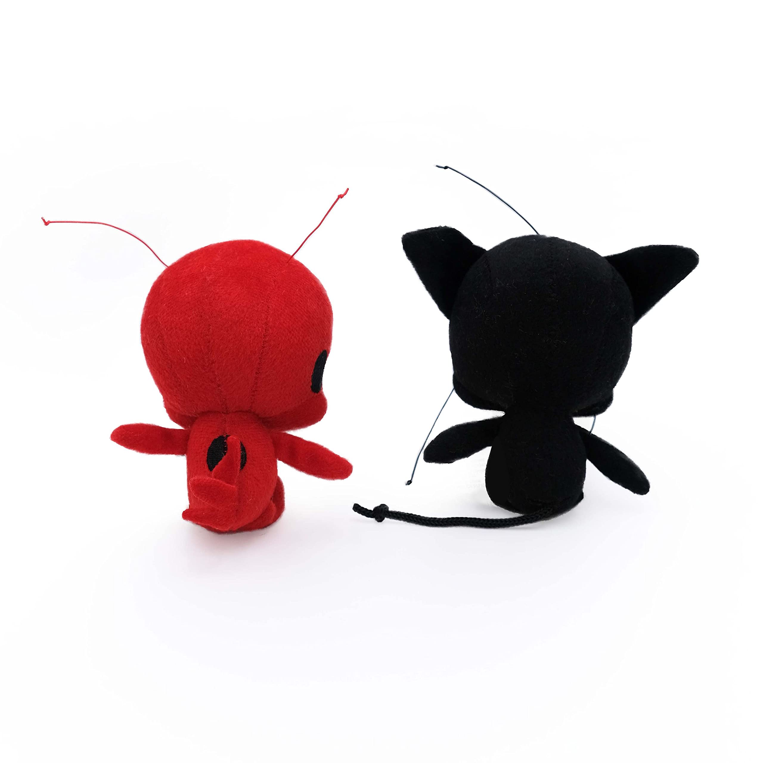 ZippyPaws chien jouant avec la peluche Miraculous pour stimulation et activité