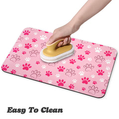 Zoeeya tapis en usage sous gamelle illustrant absorption rapide des éclaboussures