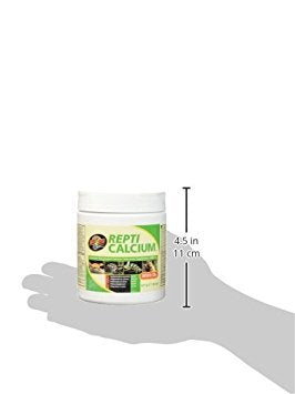 Zoo Med en usage lors d’un nourrissage de proie saupoudrée, soutien apport calcium