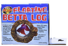 Zoo Med Floating Betta Log en usage avec betta offrant un endroit de repos