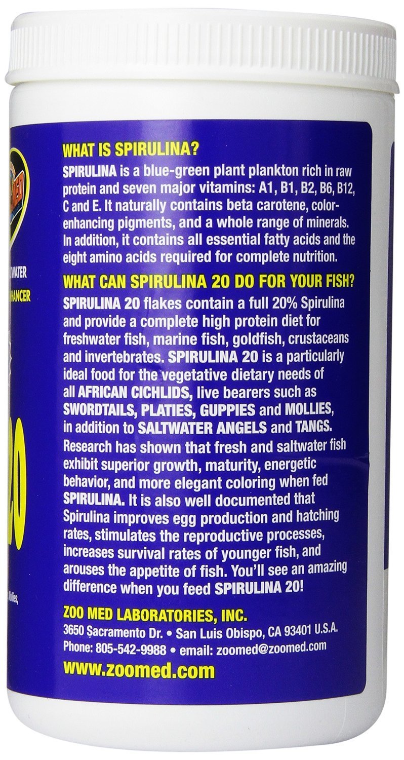 Zoo Med flocons Spirulina 20 dispersés dans aquarium montrant une alimentation stimulante