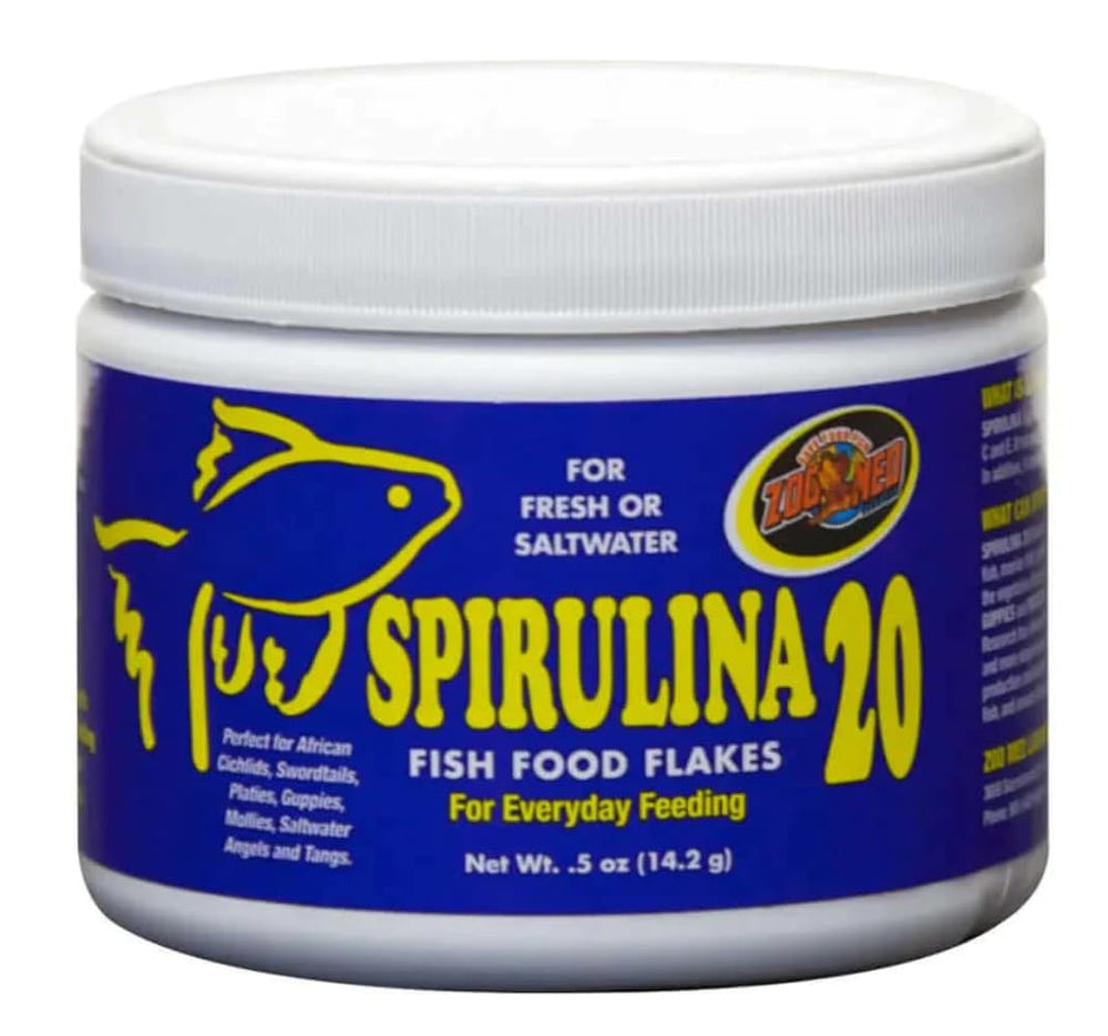 Zoo Med gros plan sur flocons de spiruline montrant texture riche et pigments